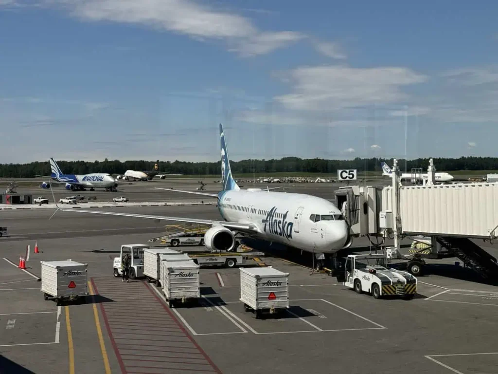 Picture of Alaska Airlines N569AS for BRW flight