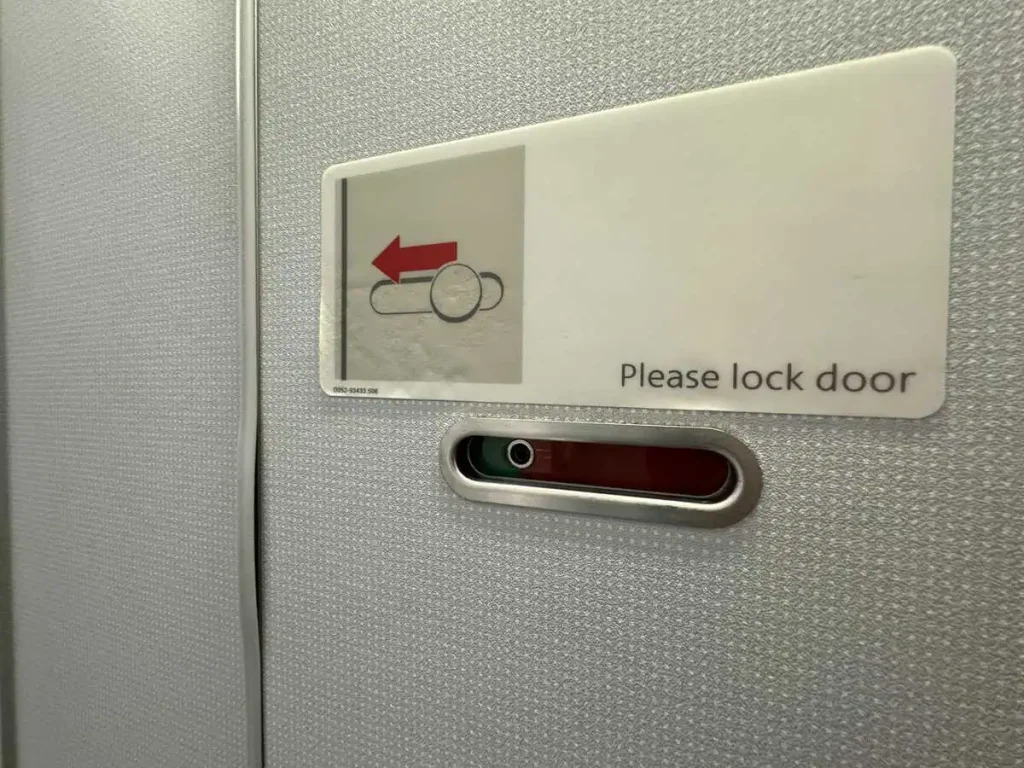 Missing lavatory knob on AA A321neo