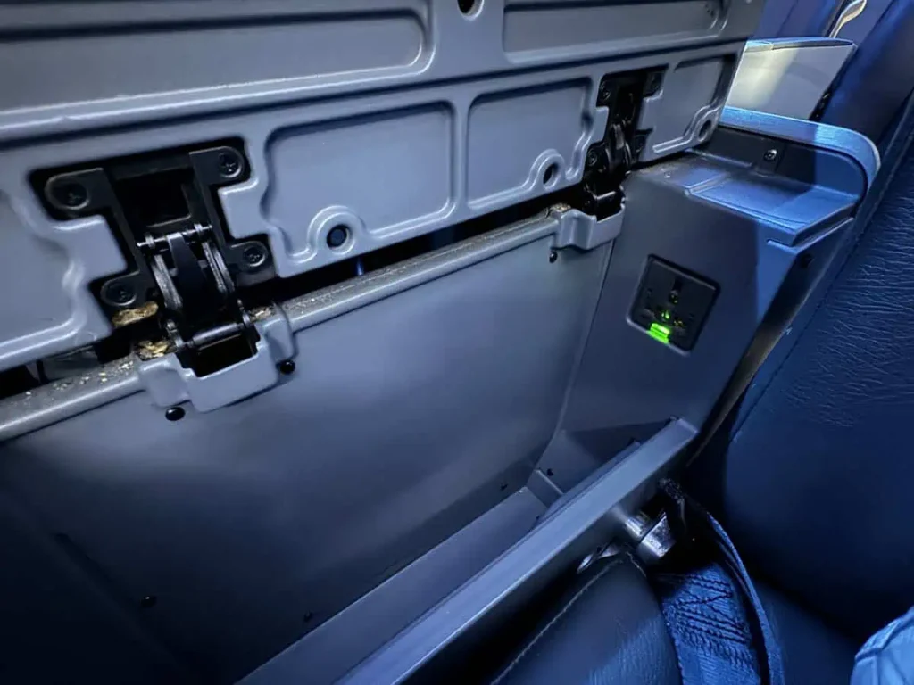 AA A321neo First Class Seat Storage