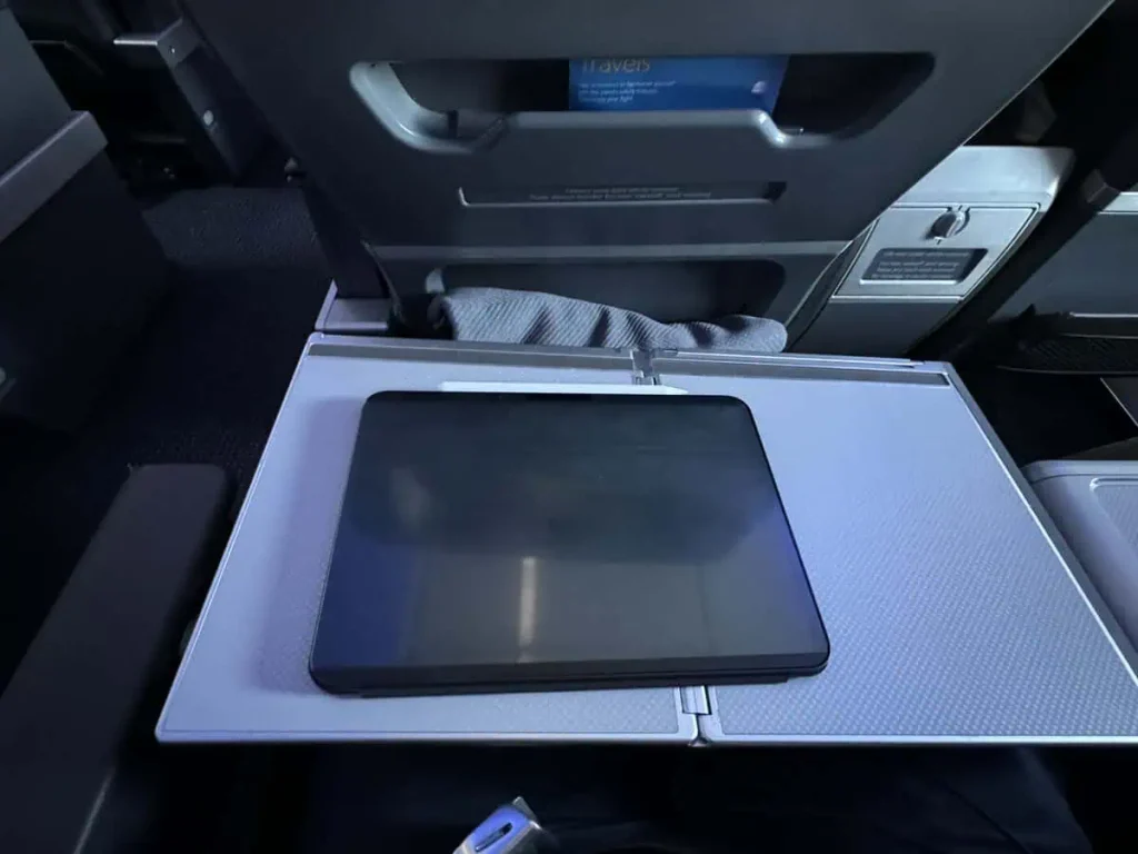 Uneven table in AA A321neo First Class