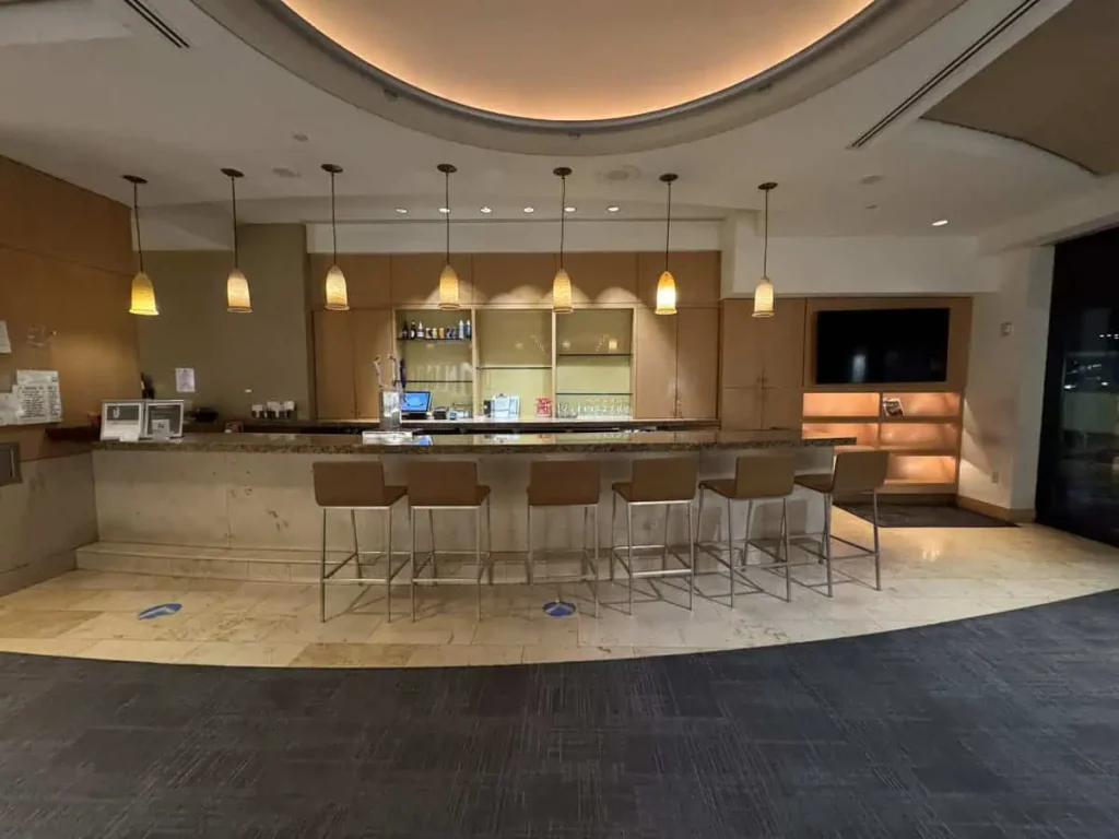 Admirals Club DFW Terminal B Bar