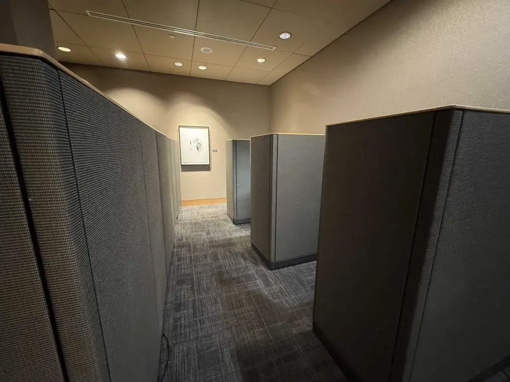 Admirals Club DFW Terminal B Cubicles