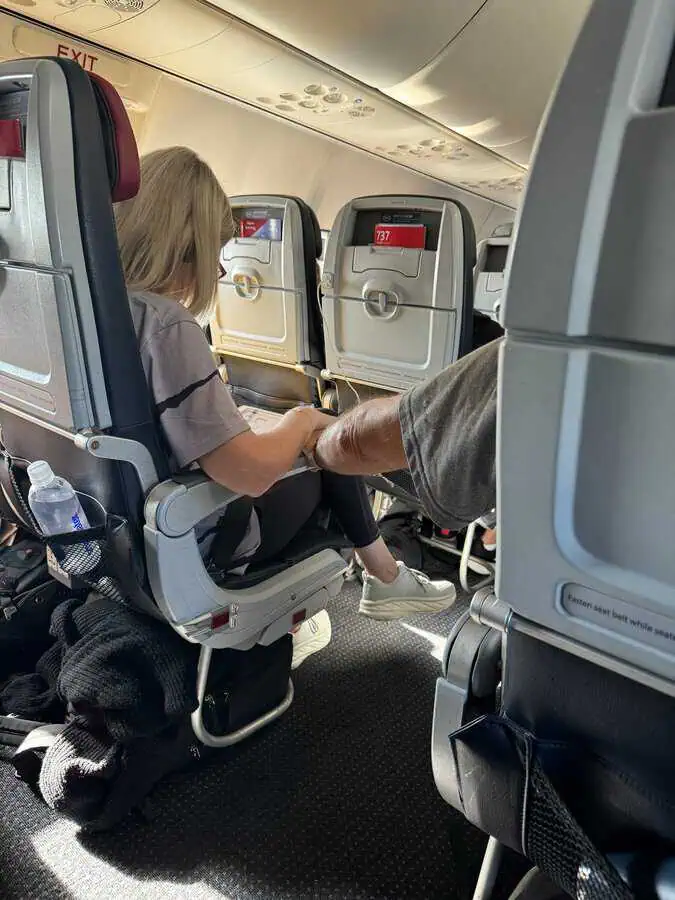 Holding hands on American Airlines B737-800