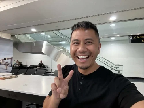 SQ 23 Gate-02-Selfie