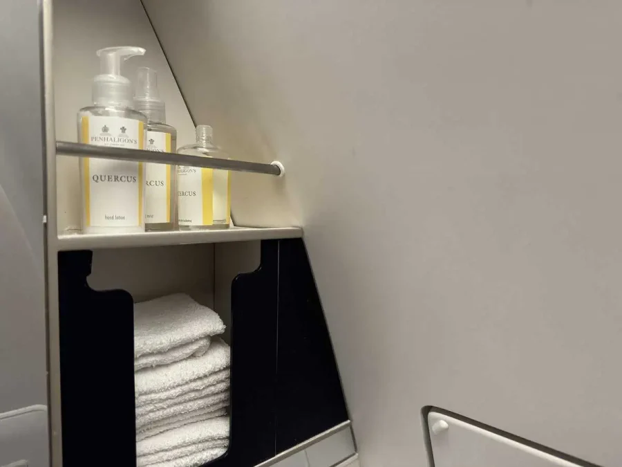 SQ 23 Lavatories-02-Amenities-RH