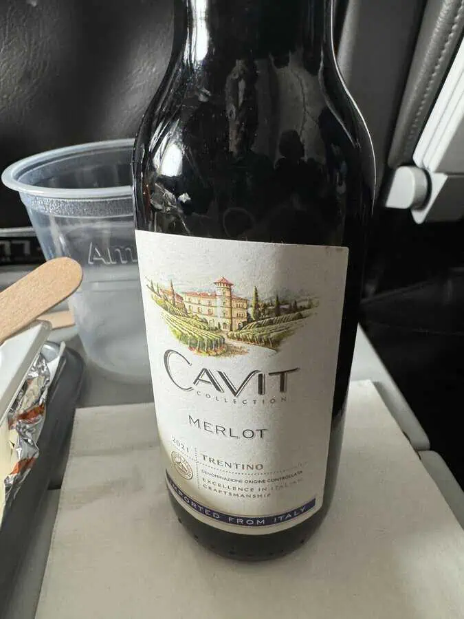 AA B777-300_Main Cabin Main Meal-02_Wine