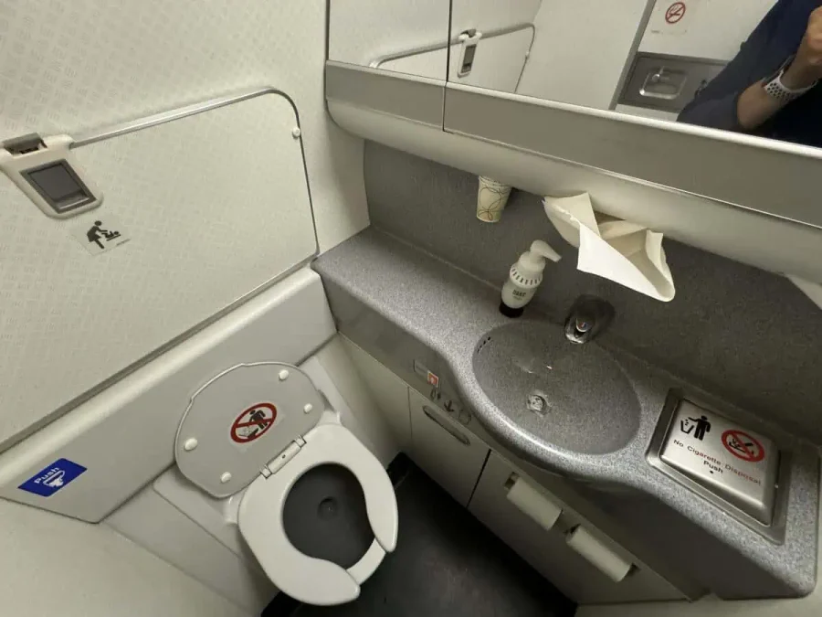 AA B777-300_Main Cabin Lavatory-01