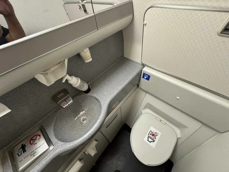 AA_B777-200_Main Cabin_Lav_01