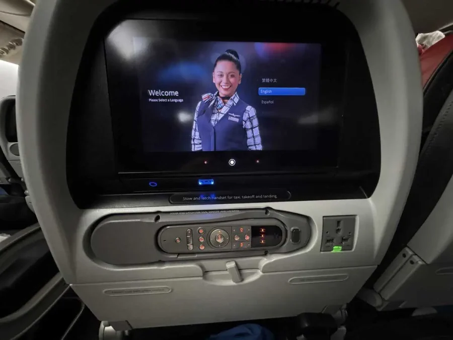 AA_B777-200_Main Cabin_Seat_03-Features