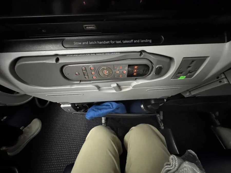 AA_B777-200_Main Cabin_Seat_04-Seatback