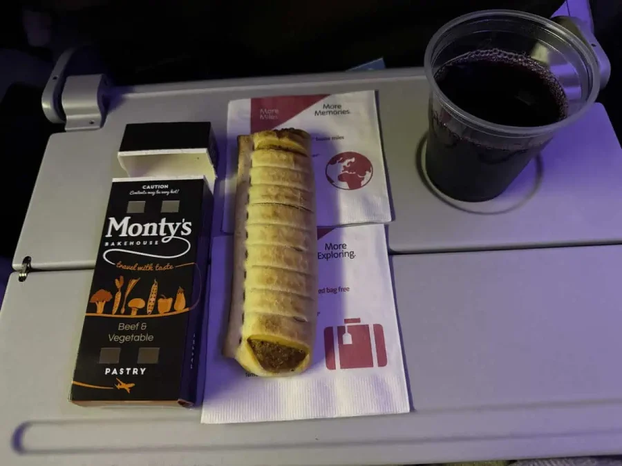 AA_B777-200_Main Cabin Extra_Meal_03-Prearrival