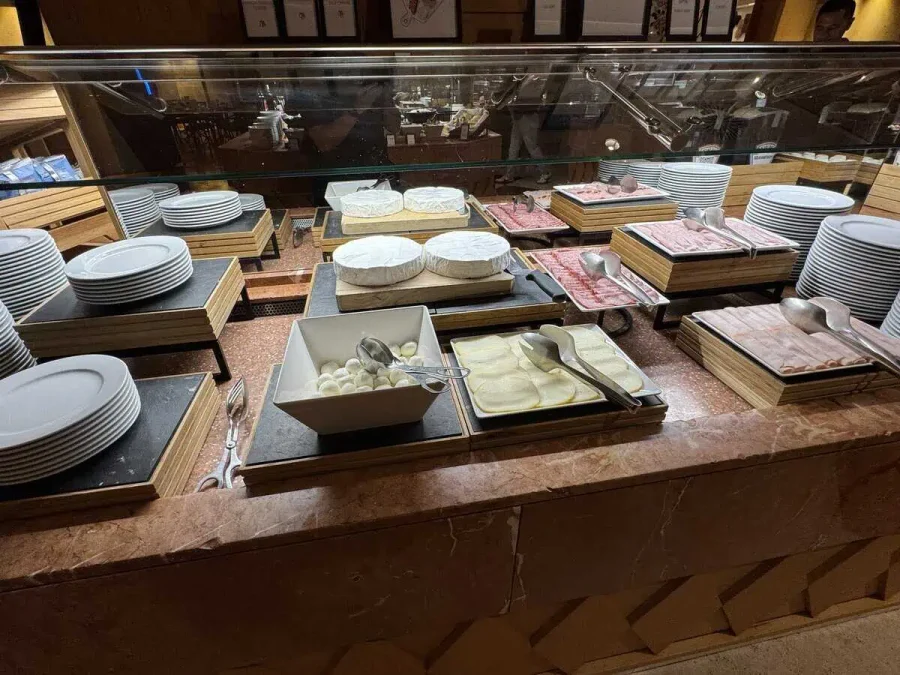 Hilton Rome Airport_Breakfast_04-Cold Cuts Cheeses