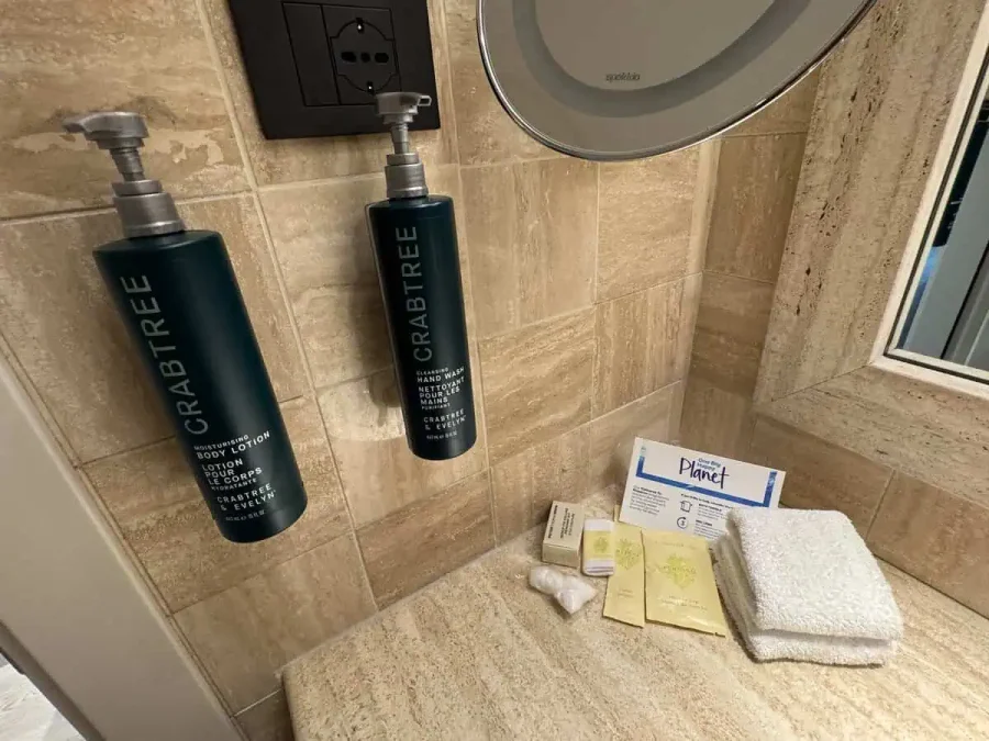 Hilton Rome Airport_Executive Bathroom_02-Amenities