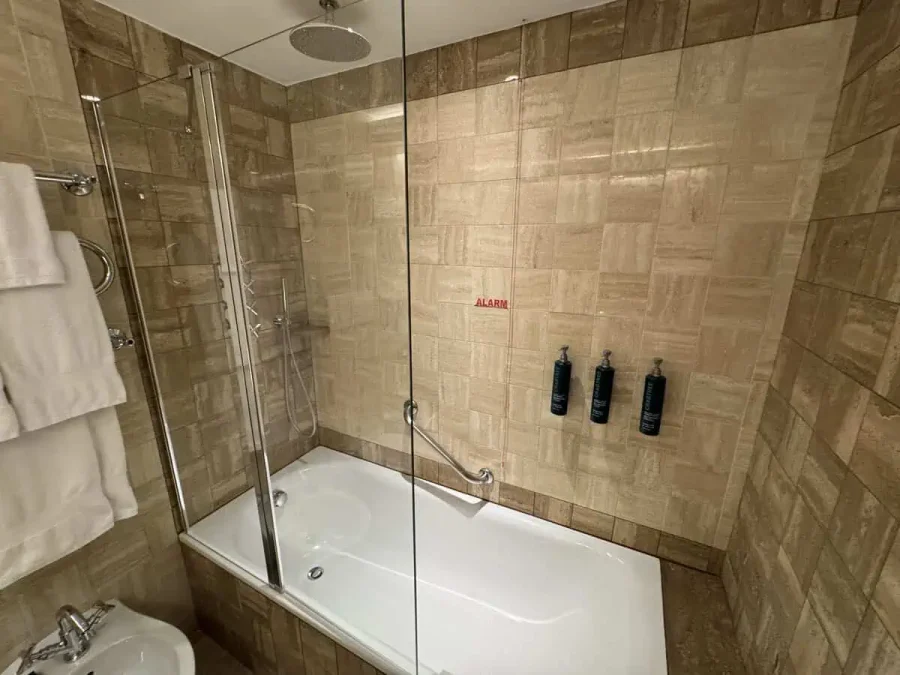 Hilton Rome Airport_Executive Bathroom_04-Shower