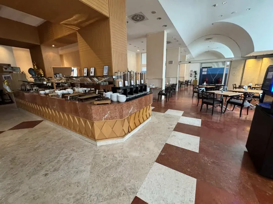 Hilton Rome Airport_Executive Lounge_01-Path