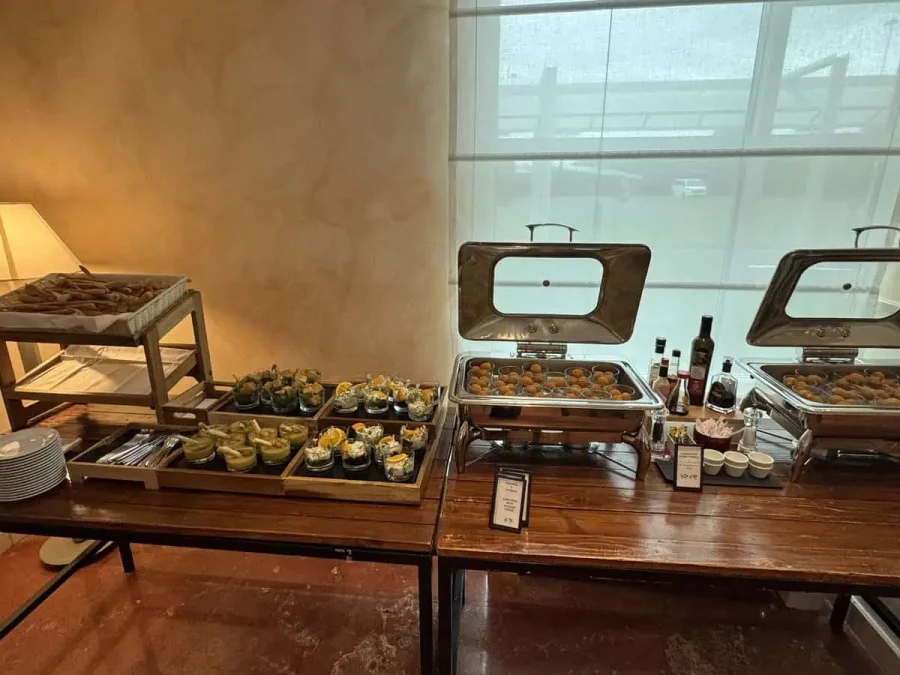 Hilton Rome Airport_Executive Lounge_07-Happy Hour Food