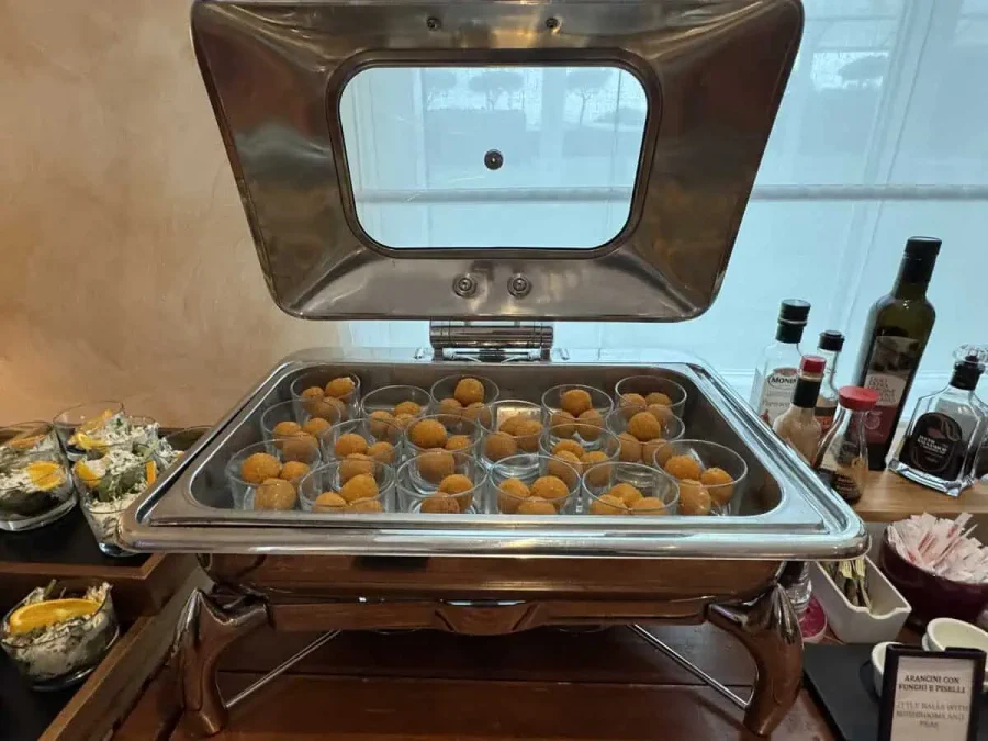 Hilton Rome Airport_Executive Lounge_08-Happy Hour Food