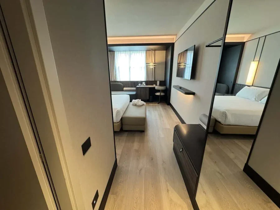 Hilton Rome Airport_Executive Room_01-Hallway