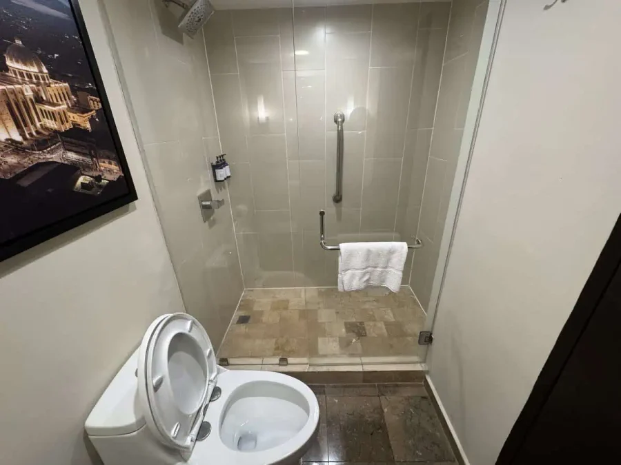 Hilton San Salvador_Bathroom_02-Shower and Toilet
