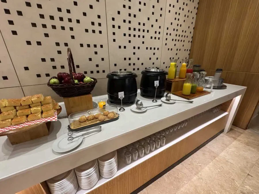 Hilton San Salvador_El Mirador_05-Breakfast Juices Oatmeal Fruits