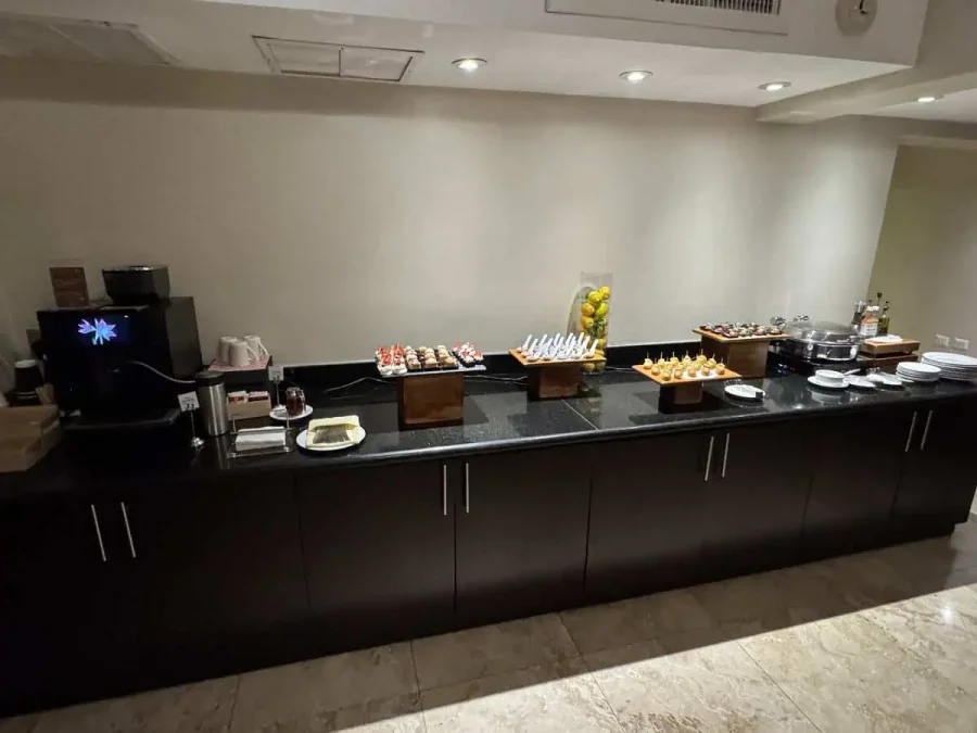 Hilton San Salvador_Executive Lounge_20-Happy Hour Spread