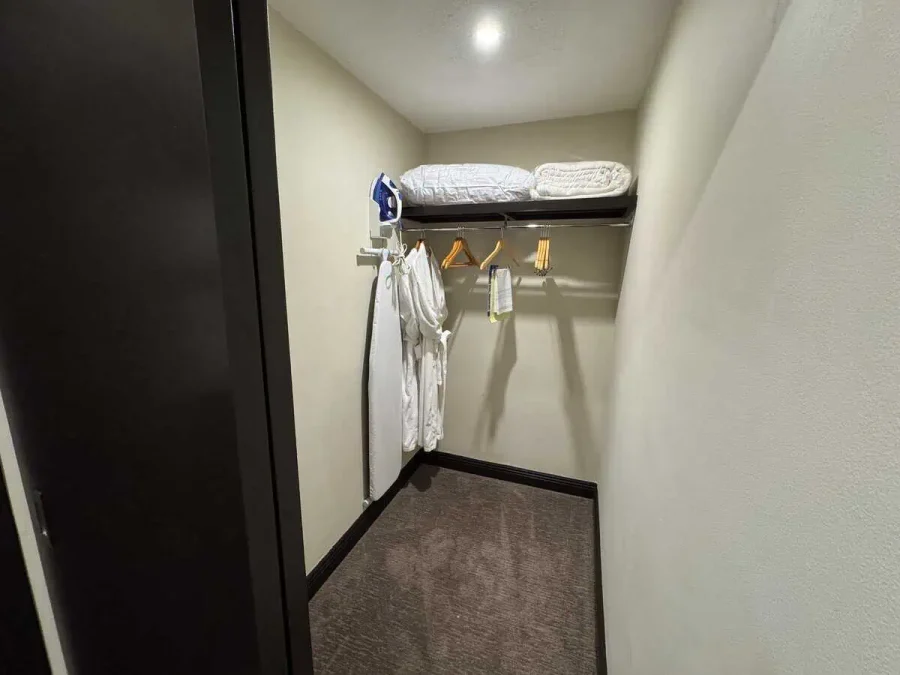 Hilton San Salvador_Executive Room_02-Closet