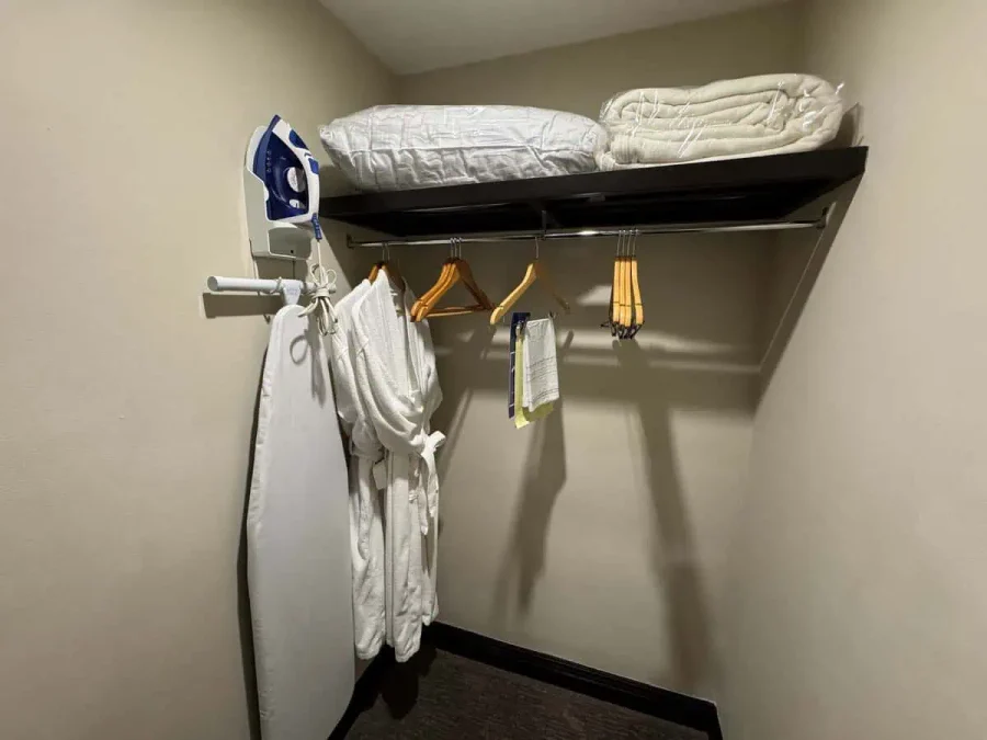 Hilton San Salvador_Executive Room_03-Closet Amenities