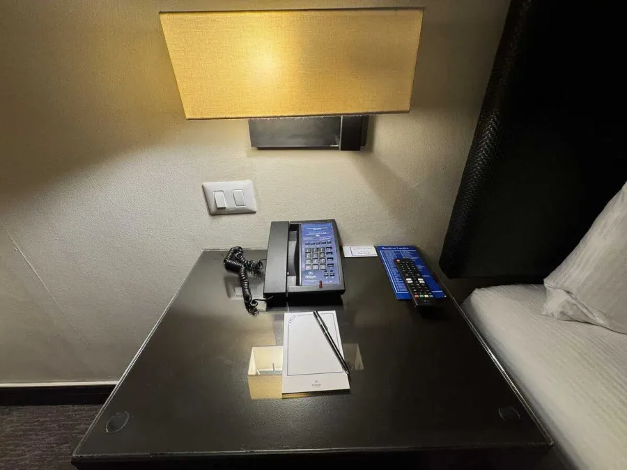 Hilton San Salvador_Executive Room_08-Side Table RH