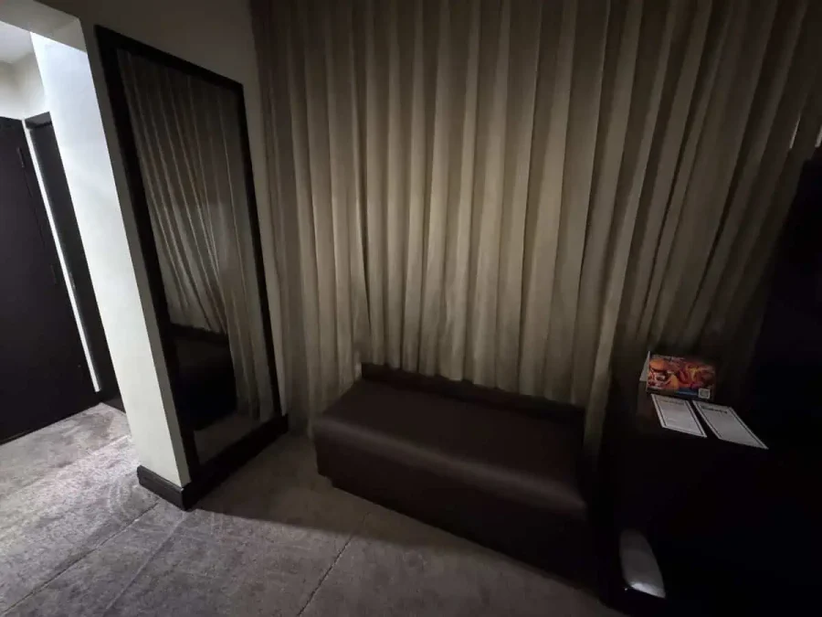 Hilton San Salvador_Executive Room_11-Luggage Rack