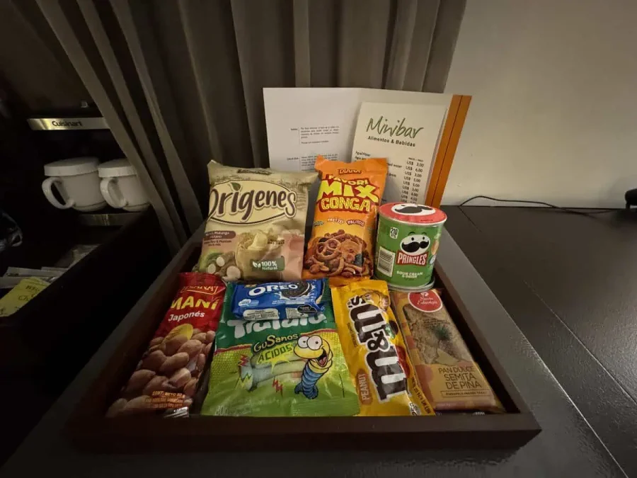 Hilton San Salvador_Executive Room_15-Minibar Snacks