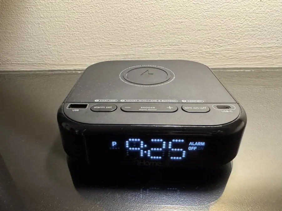 Hilton San Salvador_Executive Room_18-Side Table LH Alarm Clock