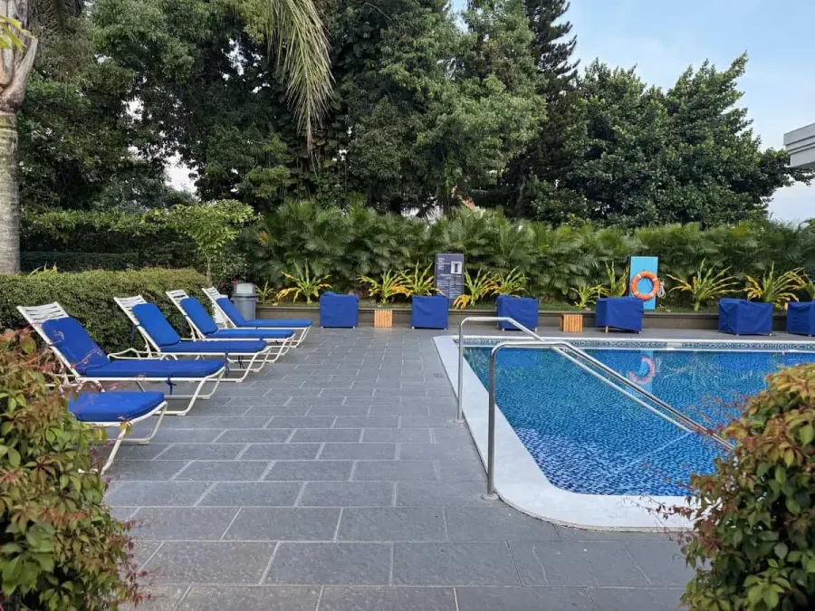 Hilton San Salvador_Pool_03-Lounge Chairs