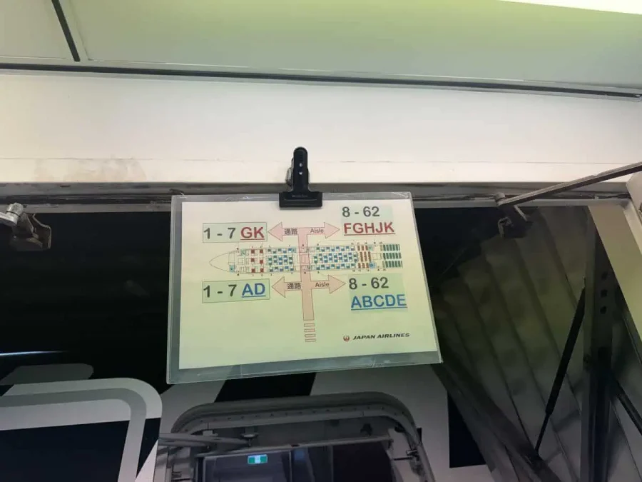 JL_A350-1000_Econ_Boarding_02-Aircraft Layout
