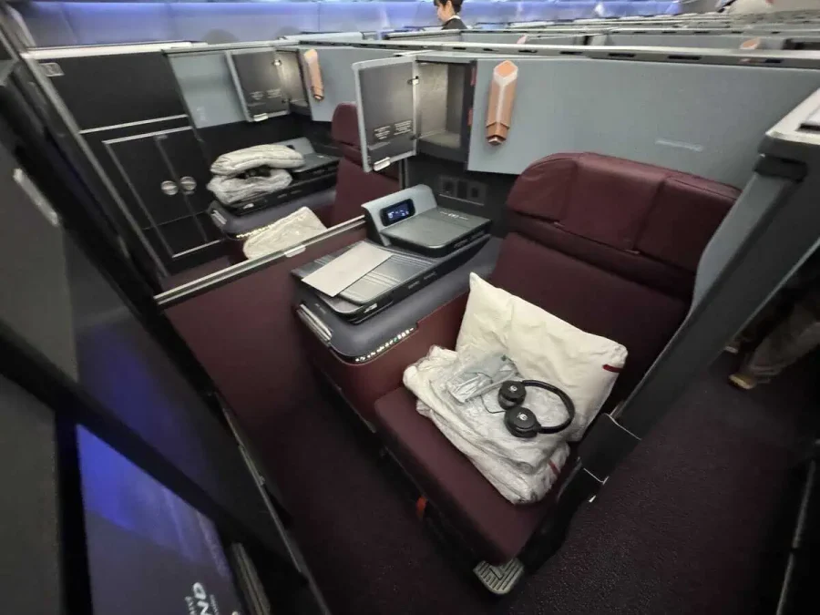 JL_A350-1000_Econ_Boarding_03-Passing by J