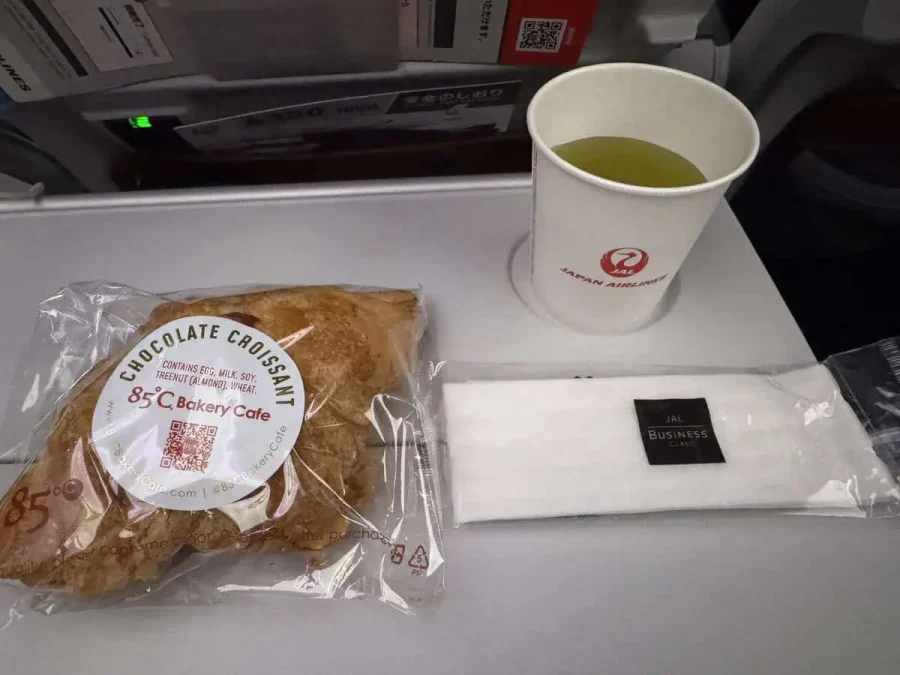 JL_A350-1000_Econ_Food_06-Midflight Snack