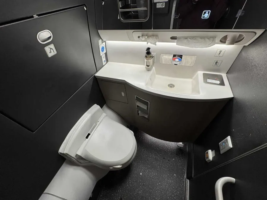 JL_A350-1000_Econ_Lavs_01-Accessible