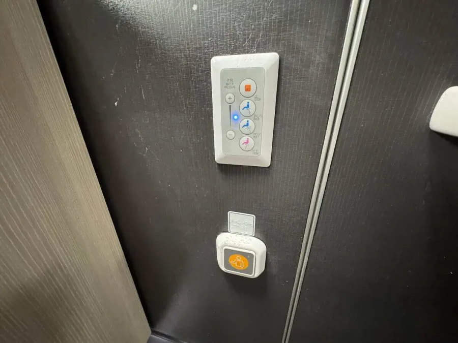 JL_A350-1000_Econ_Lavs_02-Bidet Controls