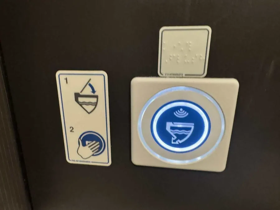 JL_A350-1000_Econ_Lavs_06-Flush Button