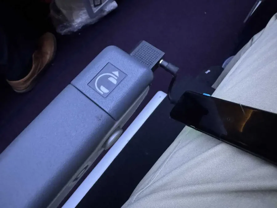 JL_A350-1000_Econ_Seat_10-Armrest Audio Jack