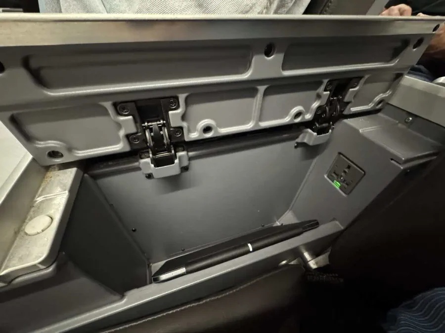 04_American Airlines A321 First Class_03_MiQ Side Storage