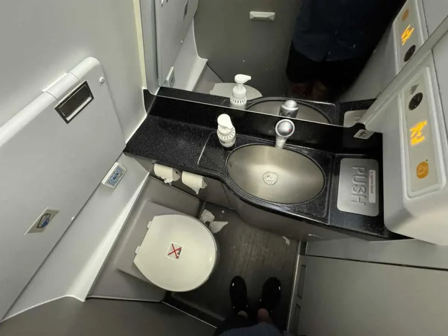 07_American Airlines A321 First Class Lav_01_Layout